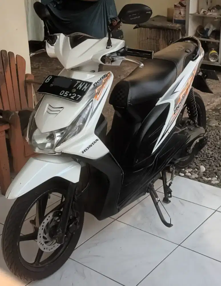 Honda Beat Karbu warna Putih tahun 2012