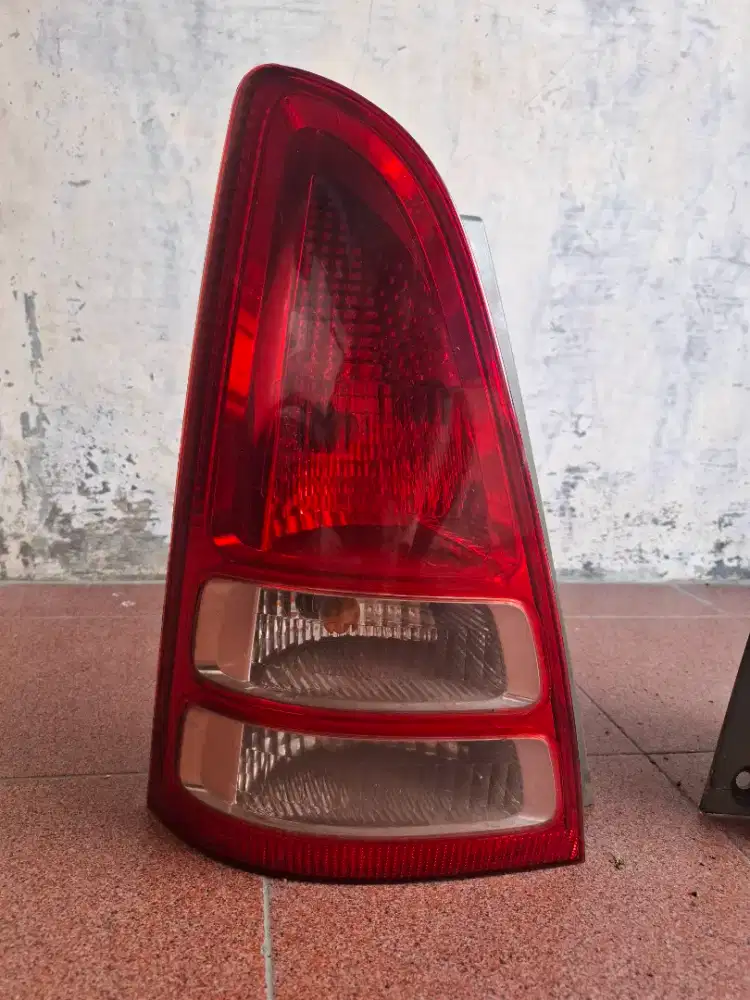 Lampu belakang innova 2005