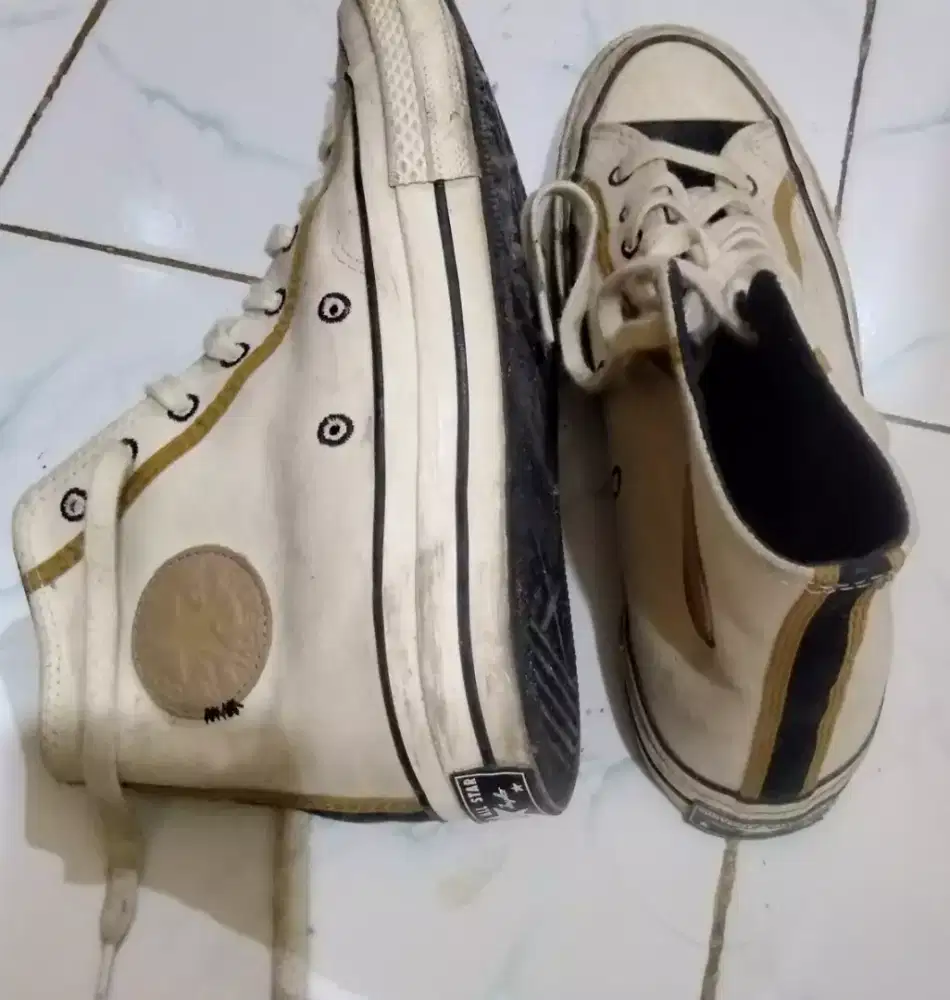Sepatu Converse bekas