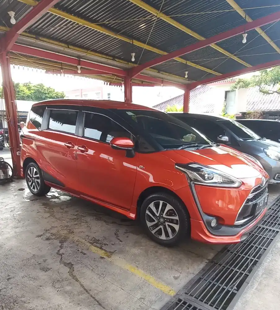 Toyota Sienta Q AT