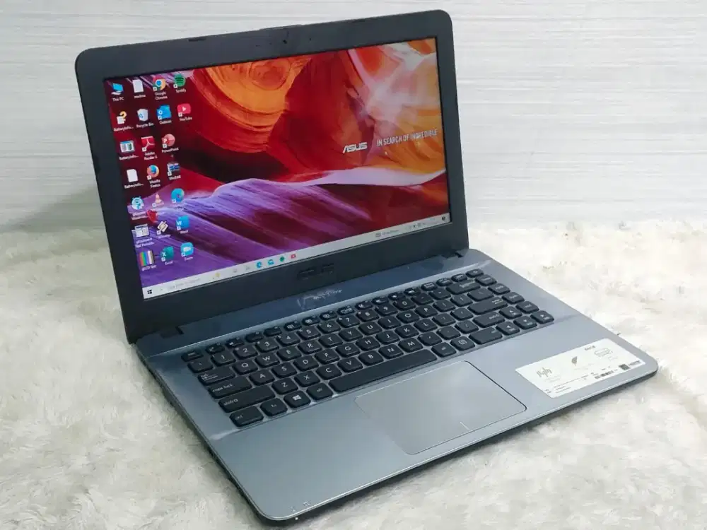 Asus X441B

- Amd A9 - 9425 (2CPU) ~3.1 Ghz
- Ram 4 GB