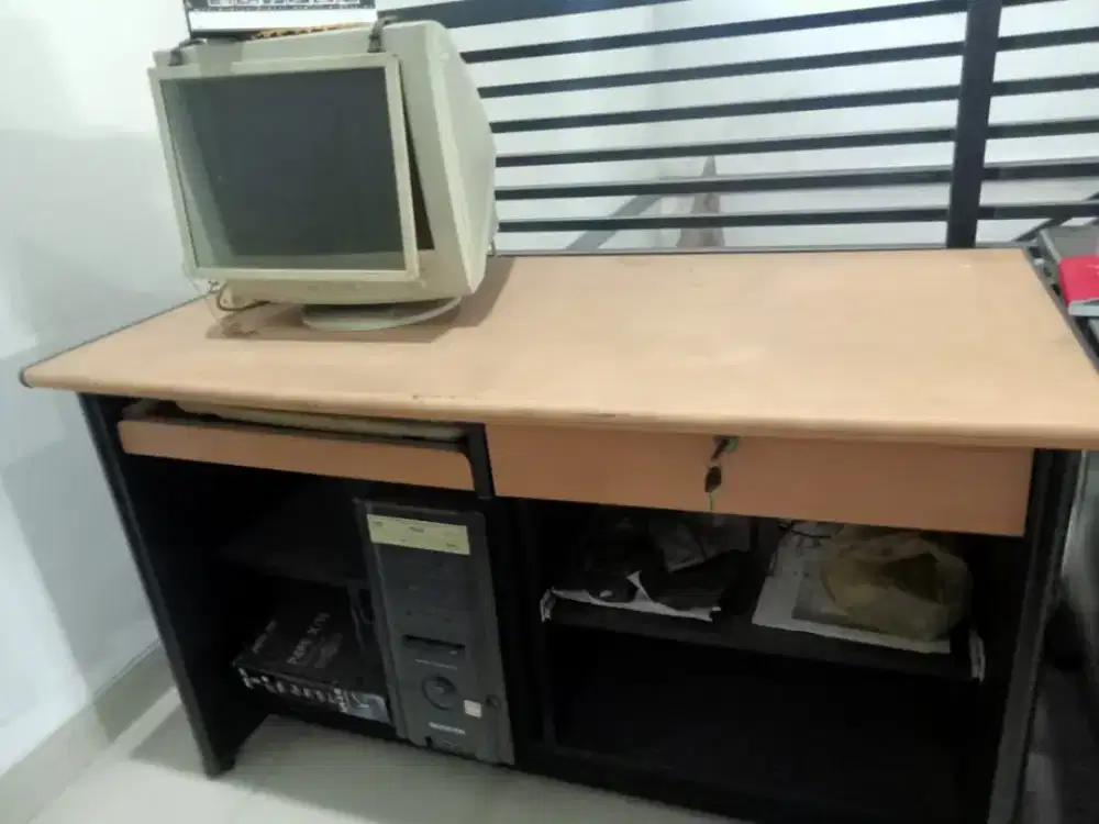 Meja komputer coklat