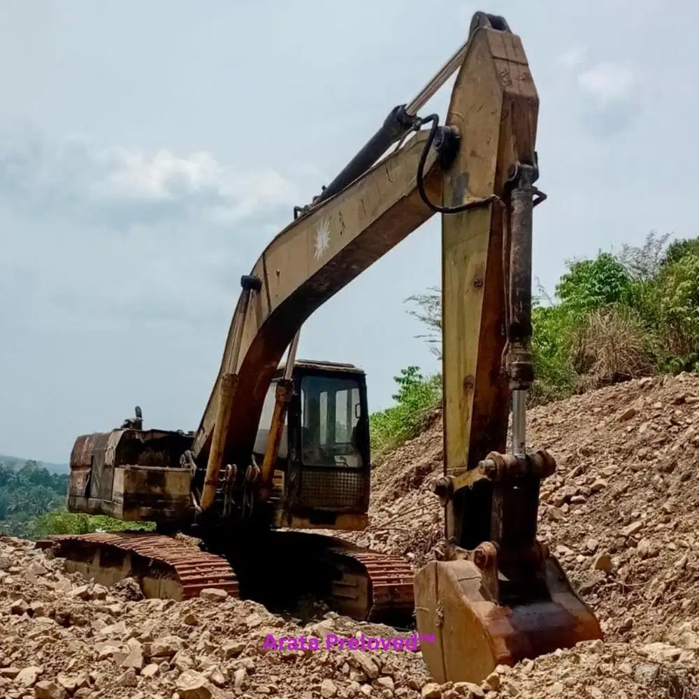 Excavator Hitachi EX200-5 dan Cat E320