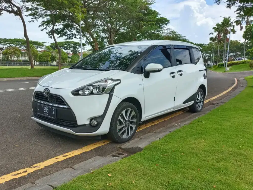 TOYOTA SIENTA V AT 2016
