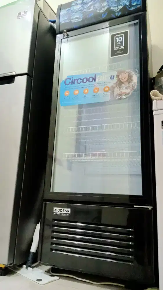lemari pendingin minuman,showcase cooler merek Modena Professional.