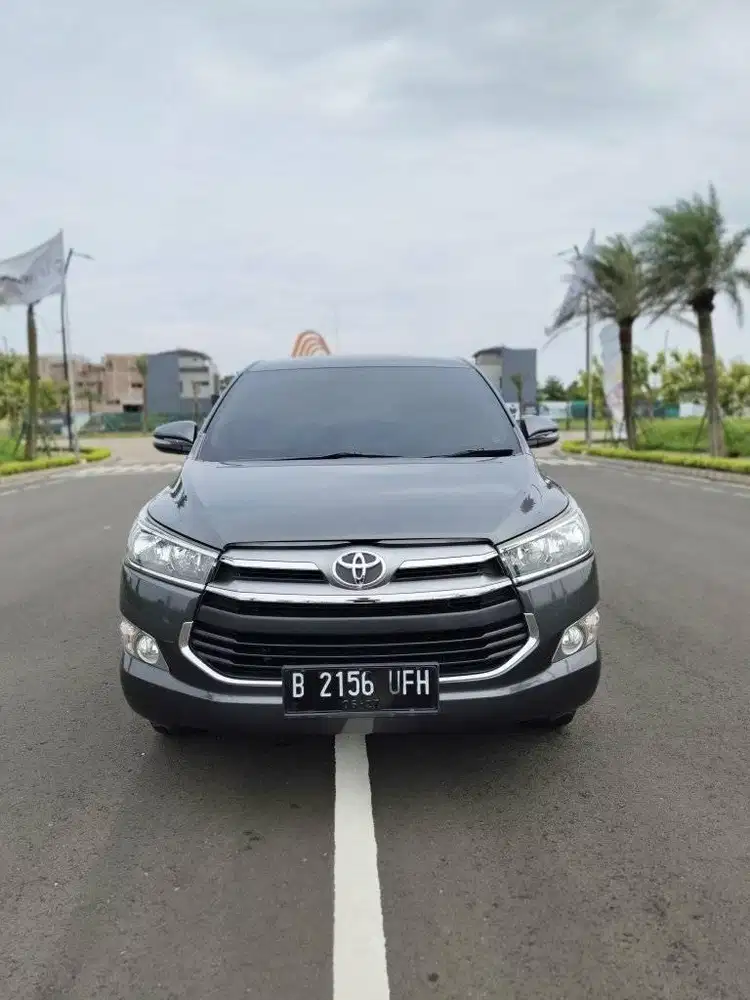 tdp 10 jt km 65 rb Toyota Innova V AT 2017 abu-abu