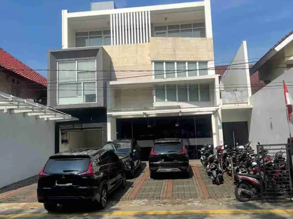 Kantor siap pakai 3lantai lokasi strategis pinggir jalan Anggrek loka raya
