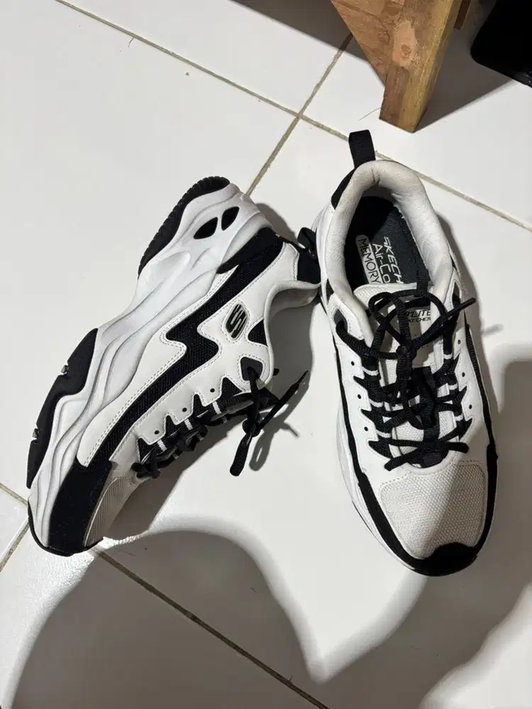 Sepatu skechers putih hitam