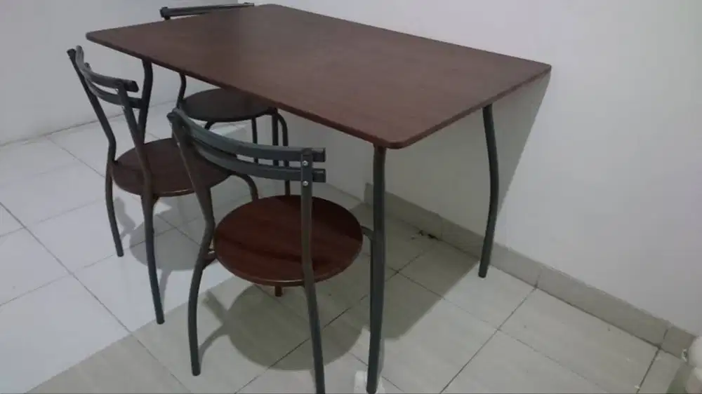 Meja 4 Kursi ukuran 119*80*75cm