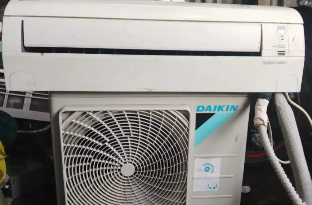 Jual ac daikin 1/2 pk R 32 lowwat 360wat kondisi 95% ori semua