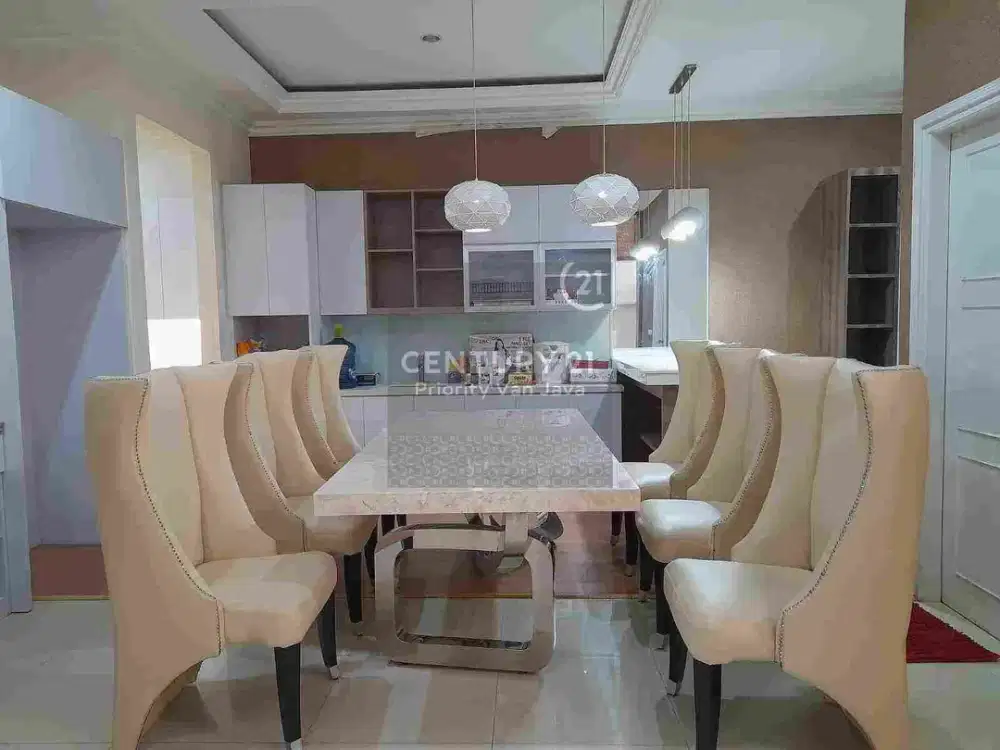 Rumah Setra Duta ada Kolam Renang