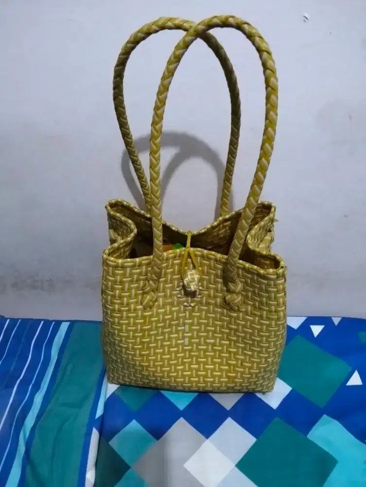 Tas anyaman berbahan plastik tebal.
