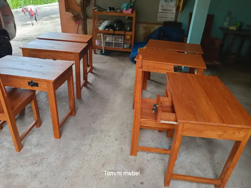 Meja dan kursi anak kost