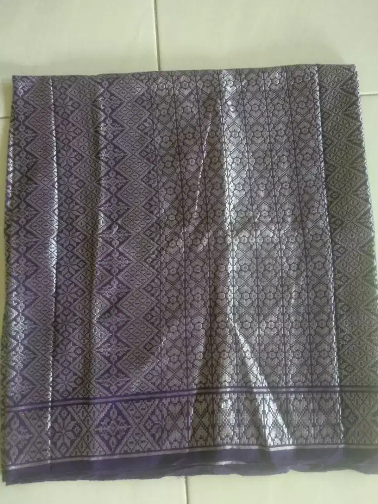 Kain tenun songket tradisional