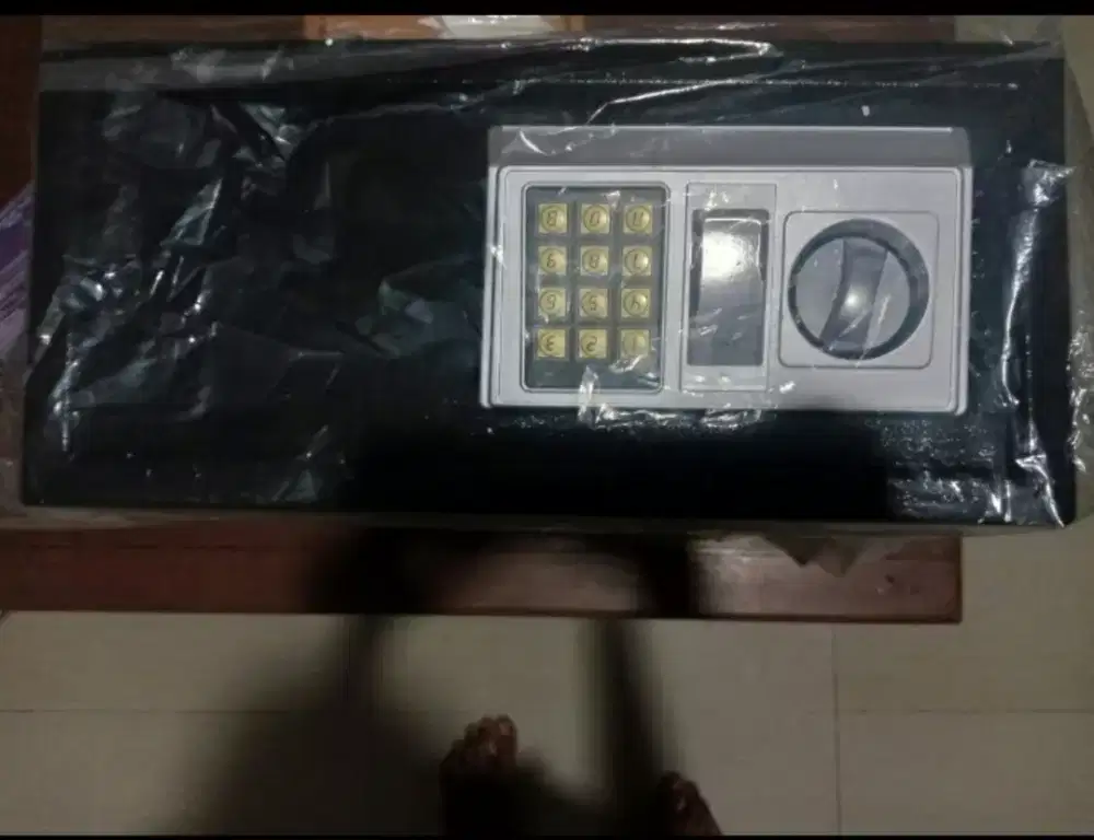 Brankas uang atau emas