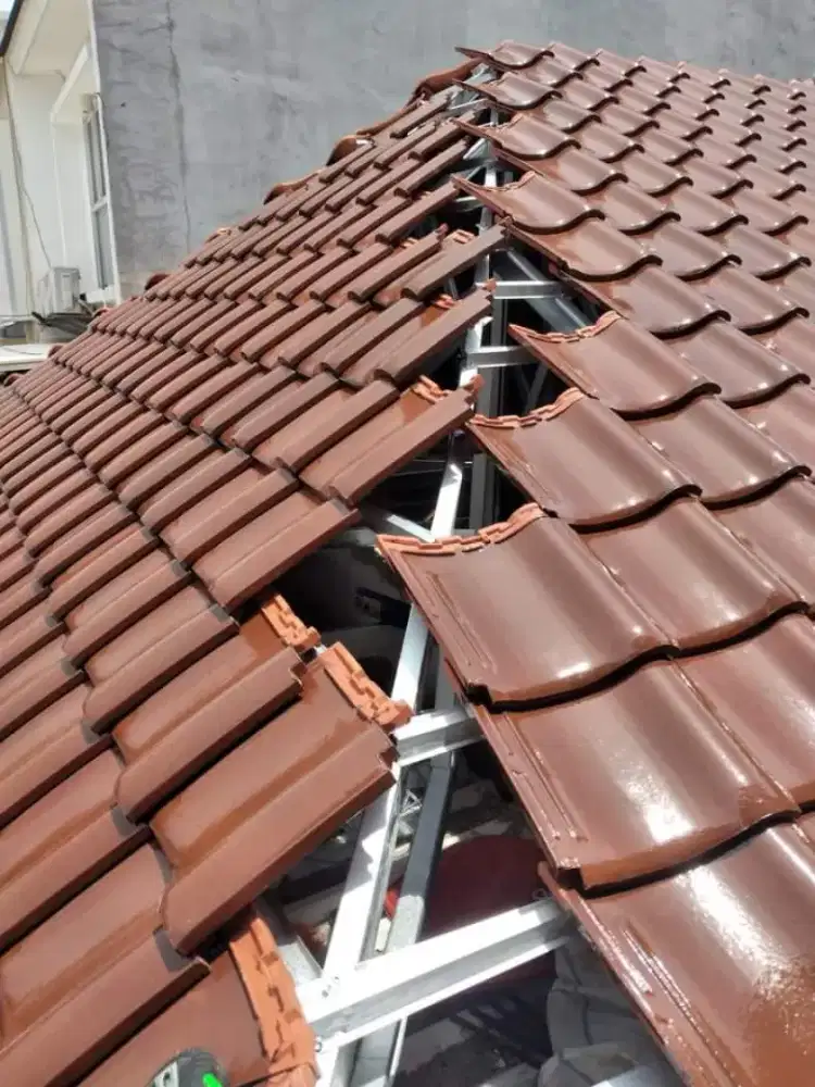 Perbaikan atap bocor dan renovasi