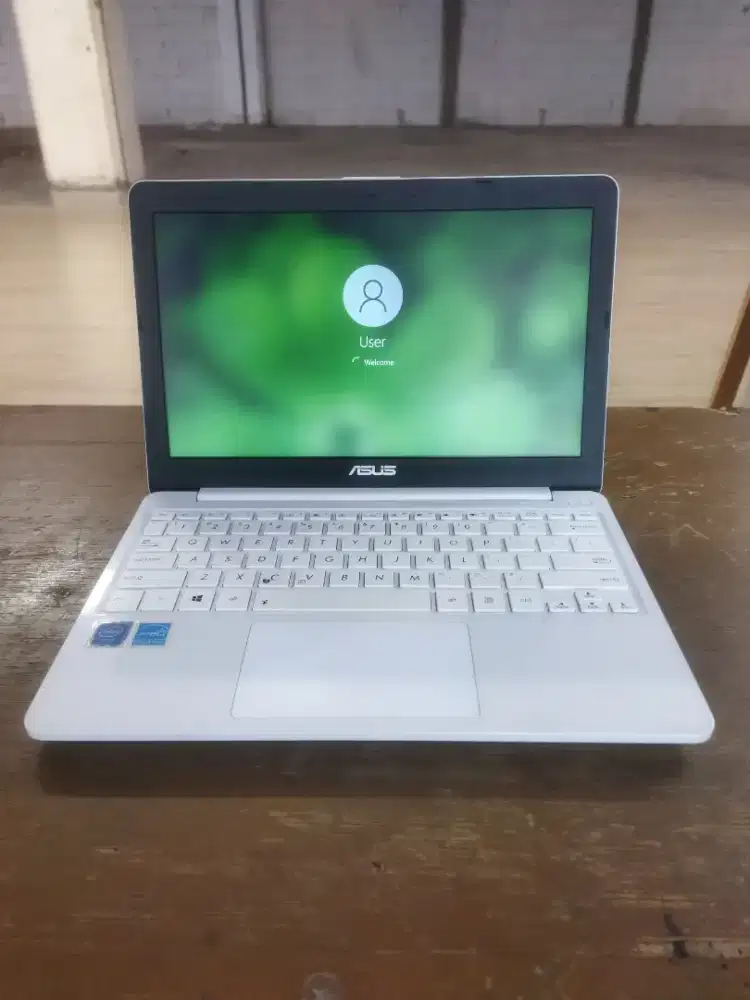 Asus VivoBook 12 putih mulus