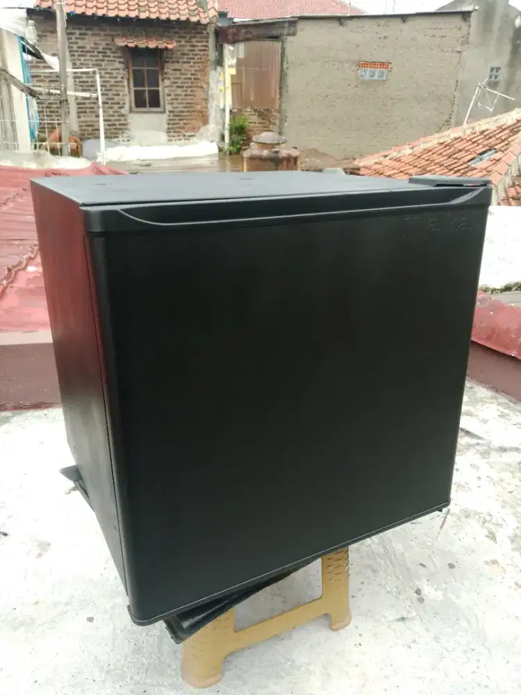 KULKAS MINIBAR SANYO MULUS BEKU DINGIN