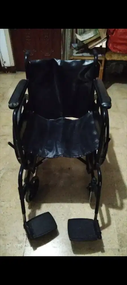 Kursi roda standar Rumah Sakit