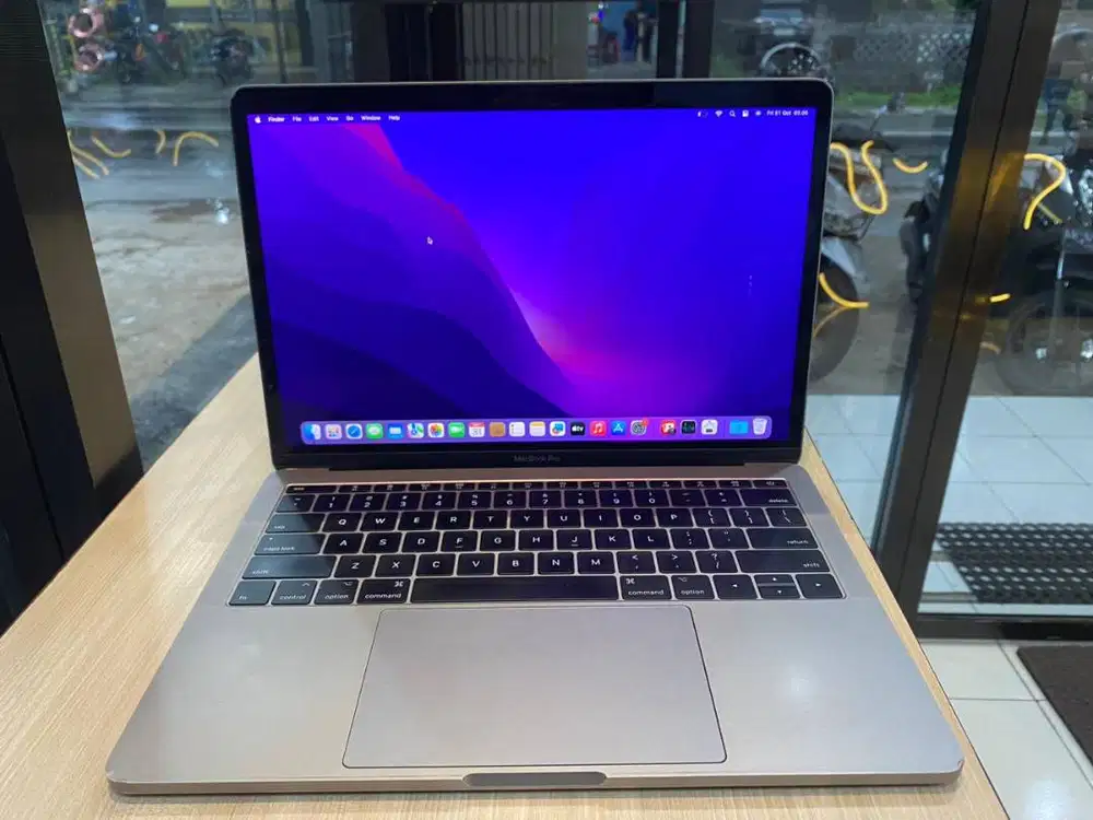 Macbook Pro 2017 (A1708) Core i7 RAM 8GB//256GB