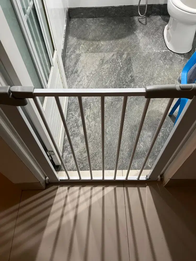 Pagar pengaman pembatas pintu ruangan