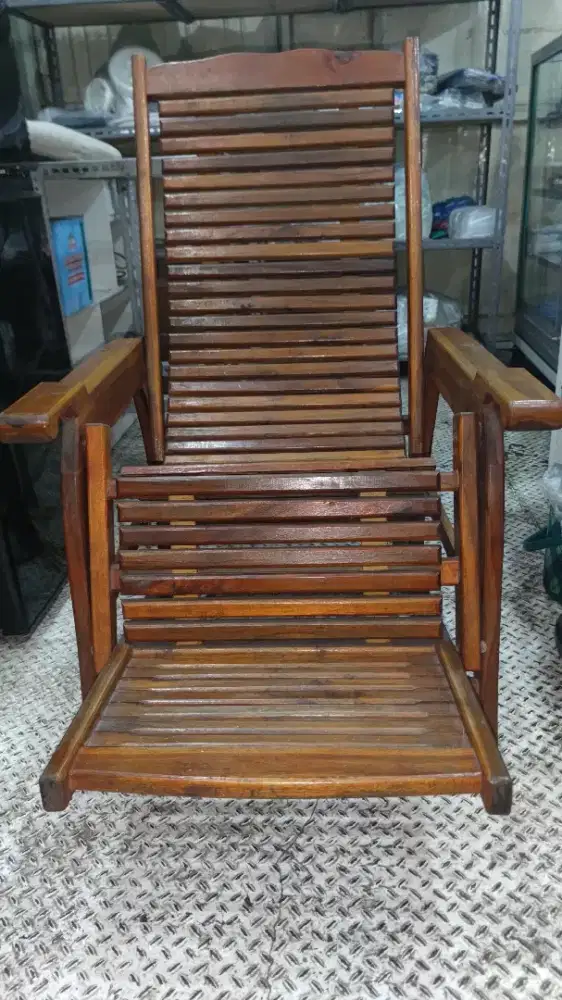 Kursi Malas Cat Pernis