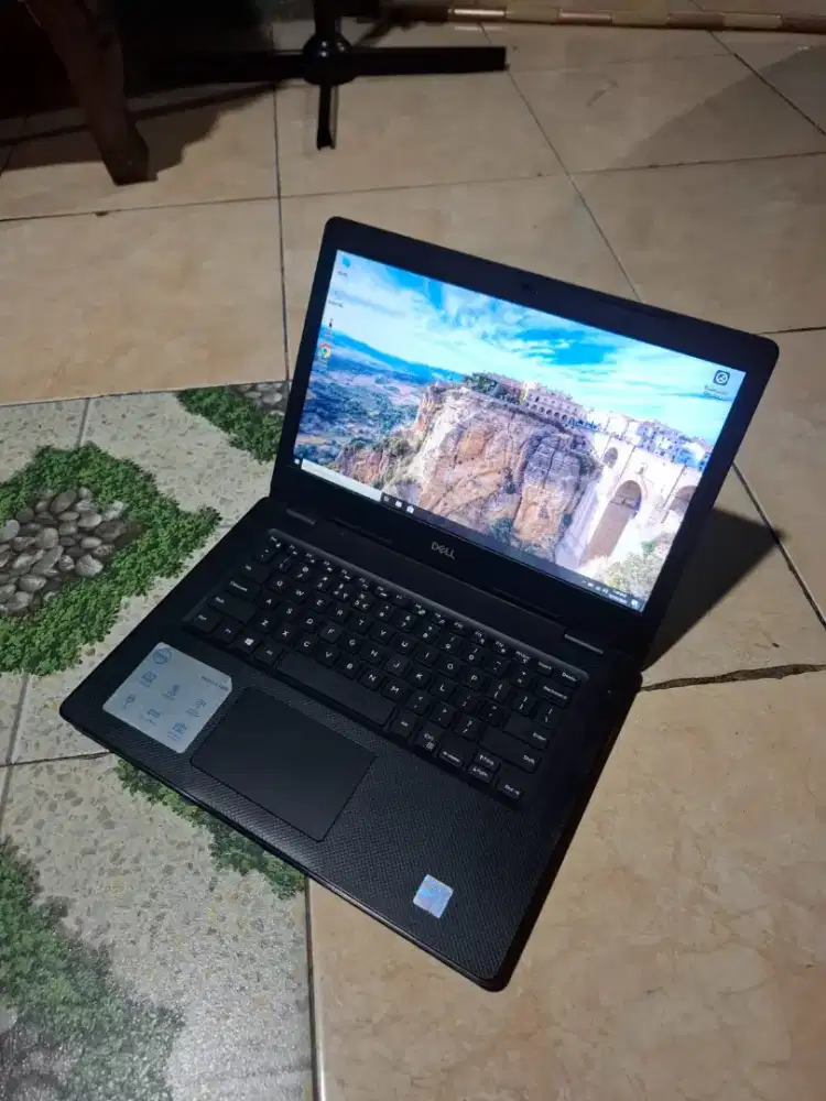 DELL Vostro 3481

Intel core i3 - 7020U GEN 7 ~2.3GHz 
RAM 4GB