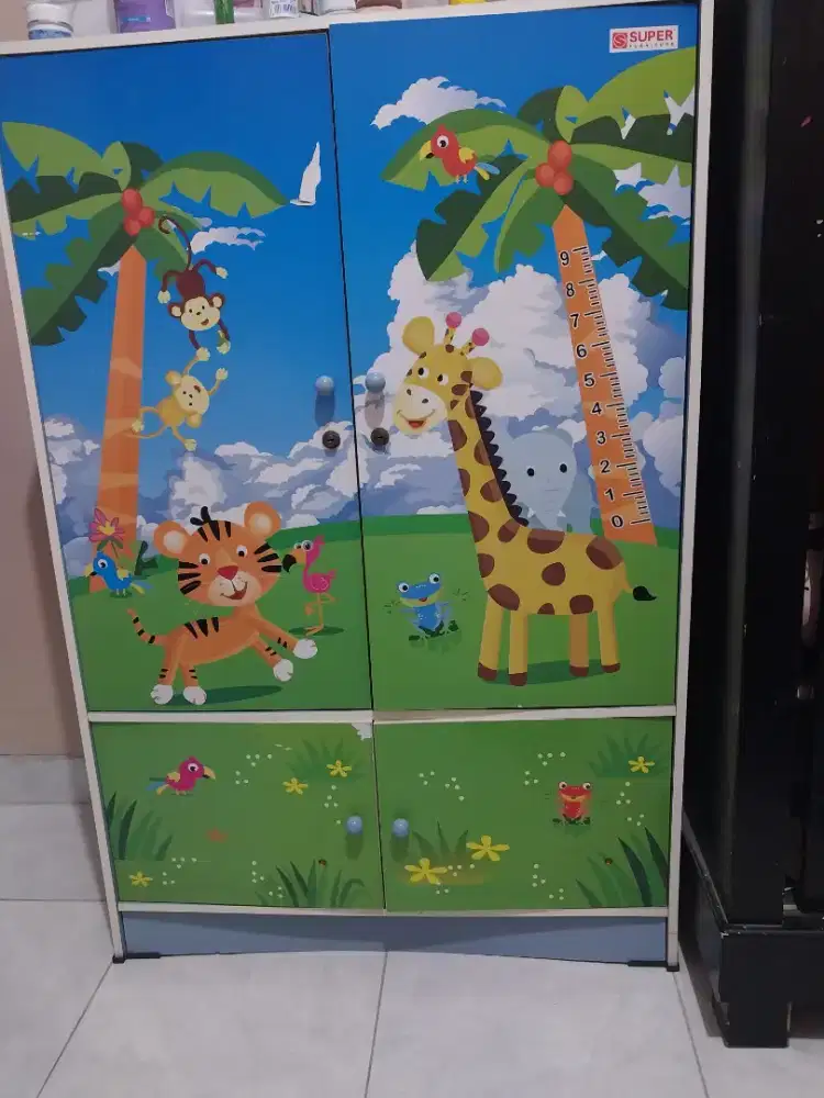 Lemari anak motif lucu