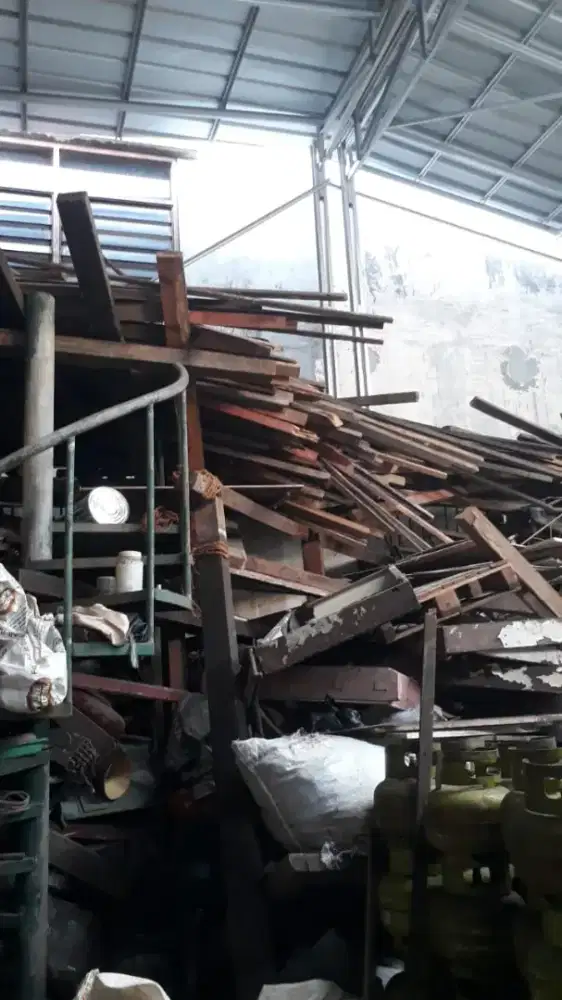 Kayu material bekas murah