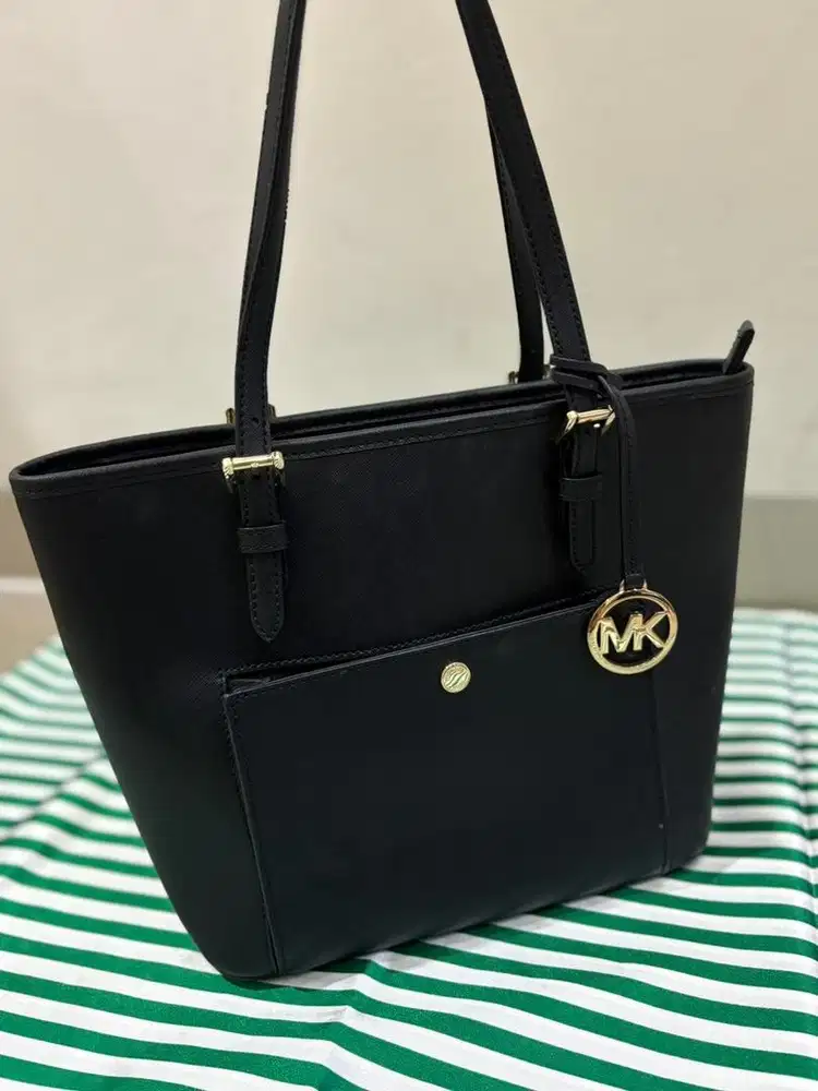 Prelove like new MK Jet Set Medium Top Zip Snap Pocket Tot