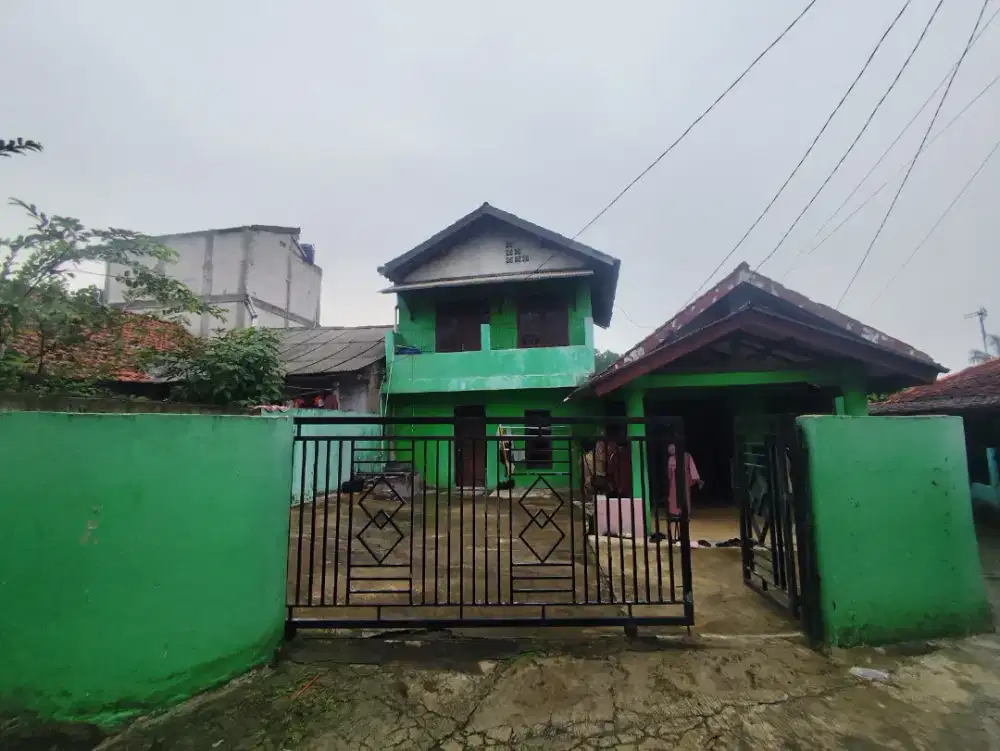 Rumah dengan halaman luas