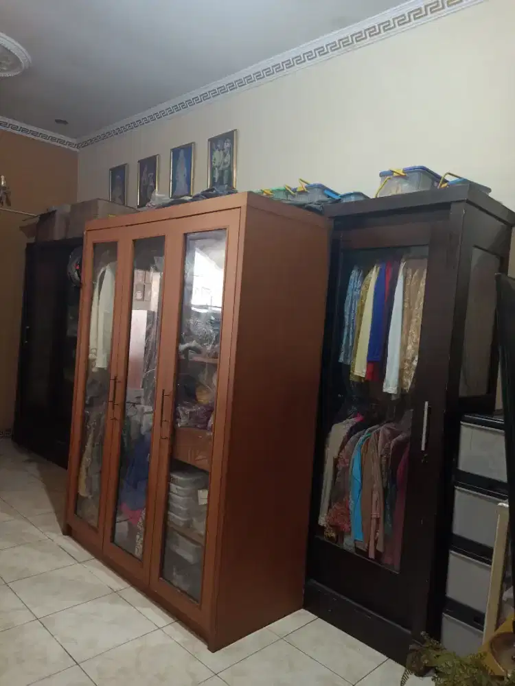 Lemari dan baju pengantin