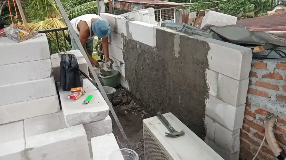 Tukang bagunan dan pelaksana pembagunan