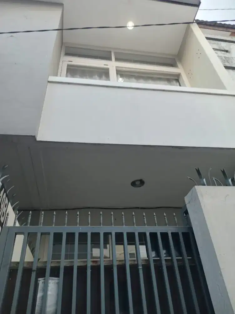 Rumah pusat kota dekat kings shoping centre