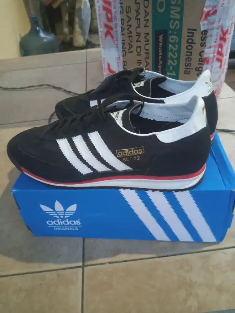 Sepatu adidas SL72