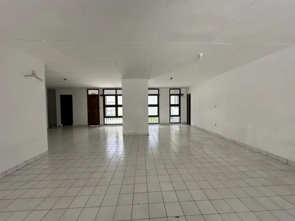 Rumah Jl. Panglima Polim XII Satu Lantai Depan Taman