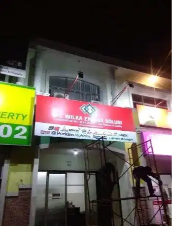 Neon box bulat papan nama toko PNT pole sign board reklame iklan jalan
