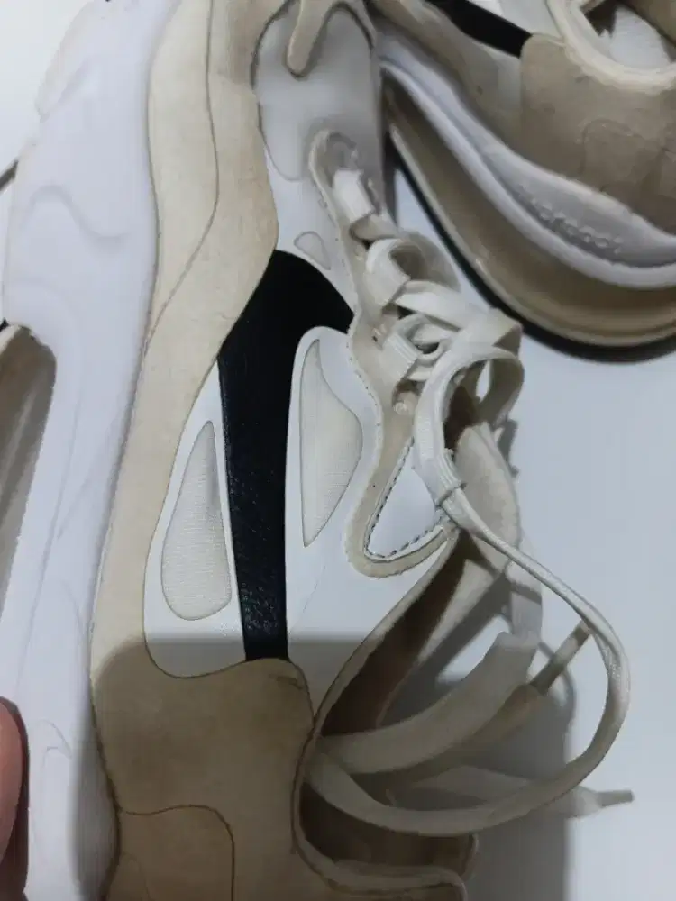 Nike Air Max 270 React warna putih krem (sail/white/black)