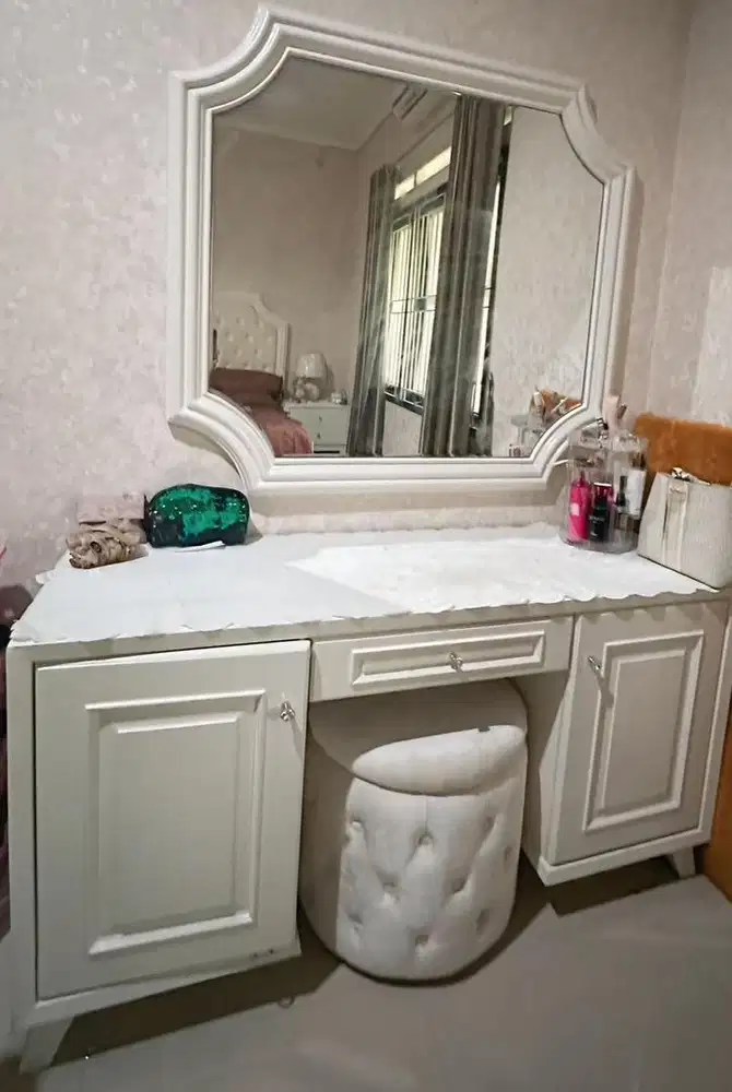 Meja rias dan kursi rias