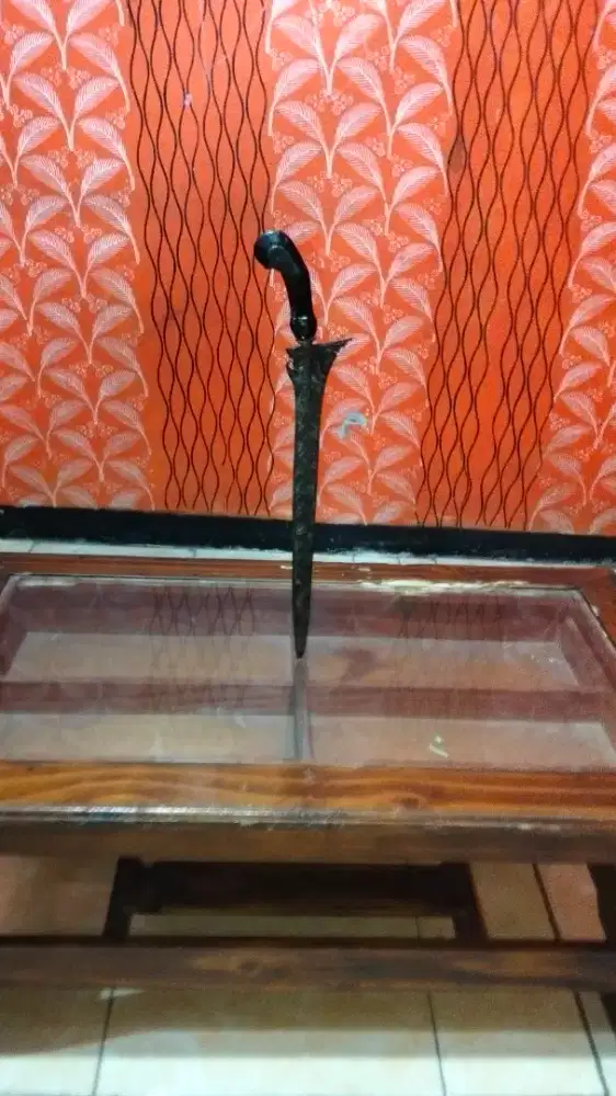 Keris berdiri keseimbangan