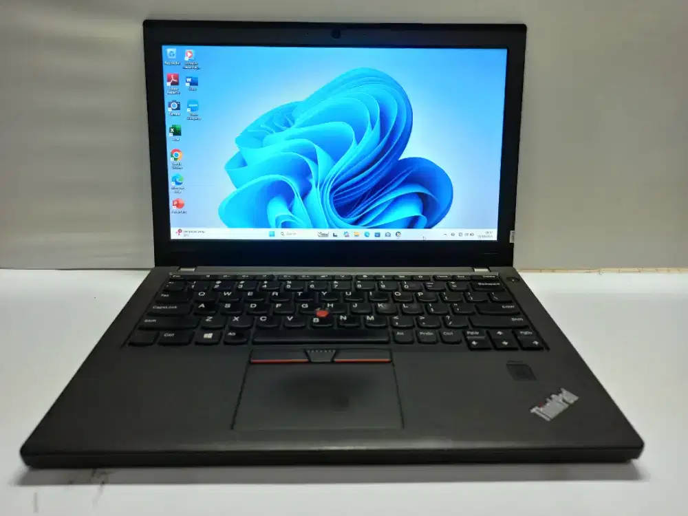 Laptop karyawan.. Lenovo Thinkpad X270 Core i5 Gen6 /8Gb /256 GB