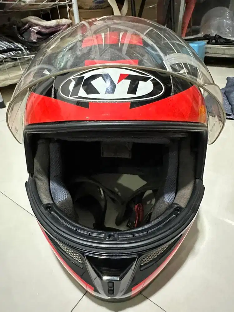 Helm KYT warna hitam merah