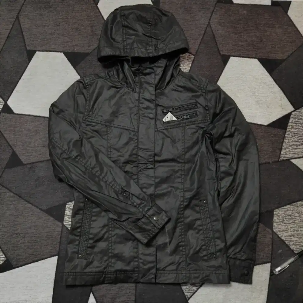 jaket uniqlo coated clothes like new