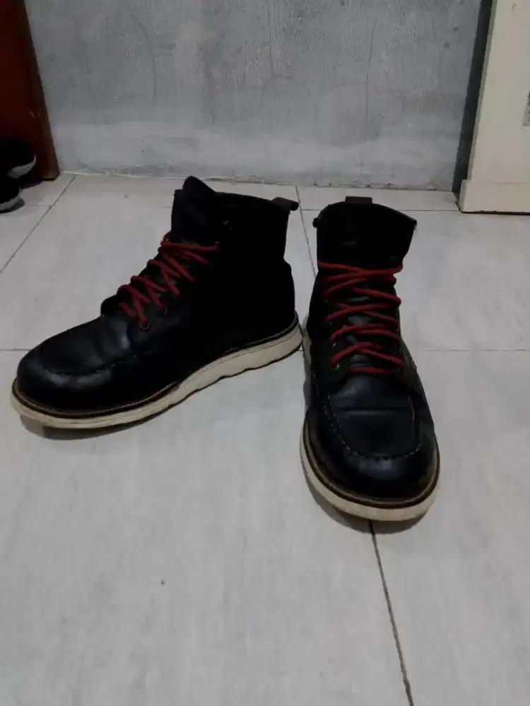 Sepatu kulit santalum