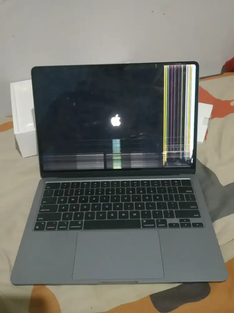 Macbook air M3 iBox fullset 8/256 minus lcd pecah,bonus lcd normal
