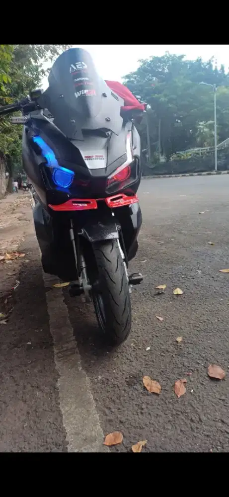 honda adv warna asli putih untuk saat ini pakai skotlet warna hitam