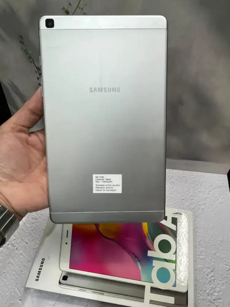 Samsung tab A 8inch 

ram 2/32

wifi cell

Dus + charger pengganti