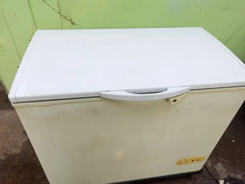 Frezer box 200 liter merk fregigate blm servicsan masih ori