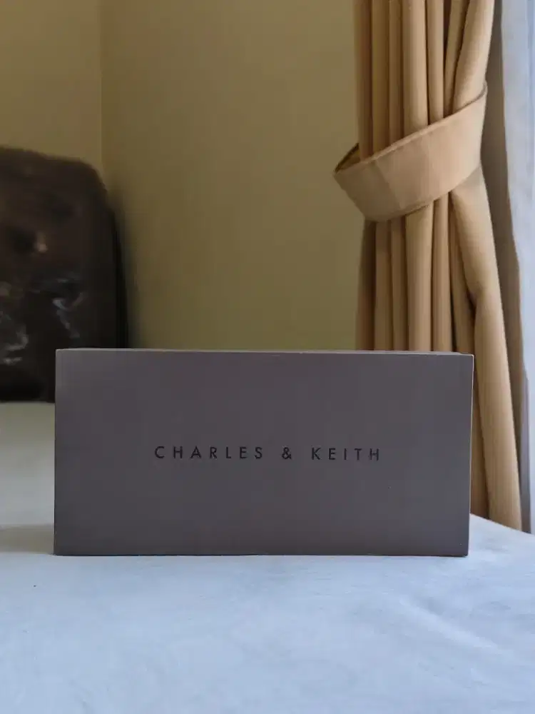 Kotak Sepatu Charles & Keith