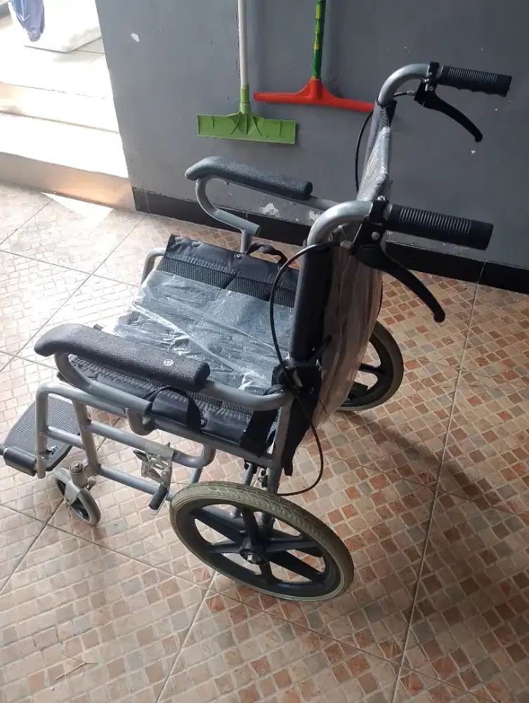 Kursi roda bekas seperti baru